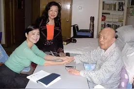 2007年，林青霞拜访96岁季羡林，她突然握住季老的手，想讨讨文气视频封面