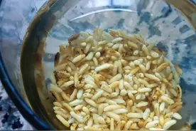 大米用小火炒焦黄泡水喝，好处多多，半个月后身体会有明显的变化视频封面
