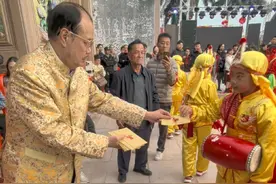 #香港江源集团董事长 吴镇明先生给家乡腰鼓队所有队员和工作人员发新年红包#正能量#明安里#喜气洋洋视频封面