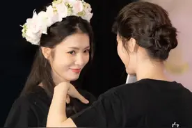 今天路演最后一场 真的很想认识一下这位敲锣整活的朵子😂一天的路演下来估计都很疲惫了 太有趣了氛围一下子轻松了 能把李云霄逗成这样也是你的本事哈哈哈哈哈哈哈哈哈看了几十遍真的太好笑了#李云霄 #新龙门客栈越剧电影 #越剧 cr.vb 你个大水货_（加字幕版）视频封面