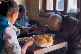 我的家乡甘肃会宁，大西北黄土高坡又下雪了。你们哪里下雪了吗？#大西北#黄土高坡的冬天来了 #记录真实生活 #抖音美食创作人视频封面