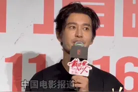 #黄晓明回应近期争议 #黄晓明 在#电影戴假发的人 厦门首映礼上为最近自己的私人问题带来的争议向观众道歉：我一定会处理好我自己的这个私人的事情，同时我也会努力把自己的工作做好，拍更多好的影视作品献给大家。我想再次跟大家说一声对不起。#在抖音看金鸡