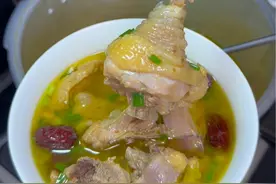 每次家里有老母鸡我都会这样做，鸡肉鲜嫩不柴 汤鲜味美 营养又好喝！#汤鲜味美 #鸡汤 #老母鸡汤视频封面