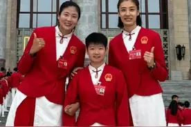 孙颖莎被女排姑娘们拉着合影，莎莎像个小手办好可爱，咱就说莎莎你到底多高呀哈哈！#孙颖莎视频封面