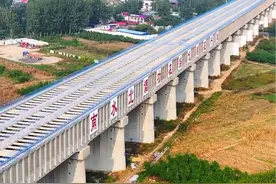 保定漕河渡槽 眼前这座高架桥并不是用来通车的而是用来运水的，他就是保定满城的南水北调渡槽，长度2300米，底座宽20米，共76跨，是国内最大的输水渡槽，被誉为地上天河。