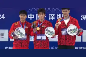 兑现儿时承诺，潘展乐战胜孙杨摘金，外公回应：不能这么说，都是他的哥哥图片