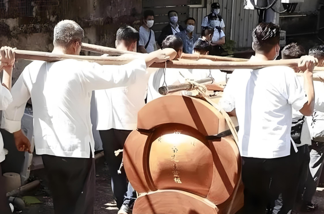 农村老人说“夫妻不送葬，送葬必遭殃”	，为什么老伴不送葬？