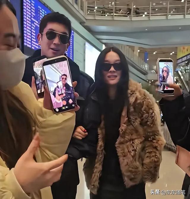 45岁霍思燕跟杜江同框回京,皮草配靴子穿搭老土,五官男相认不出