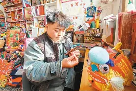 拿捏“针”功夫 90后西安小伙带老手艺人做起新生意图片