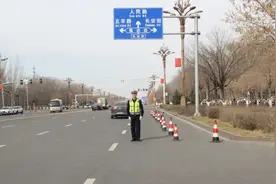 【奔向春天的花季】赏花季柔性执法 六师交警为您“开路”图片