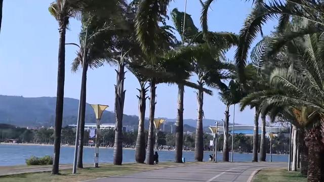 云南有大海的沙滩的城市，昆明动车1小时直达，四季如春度假小城