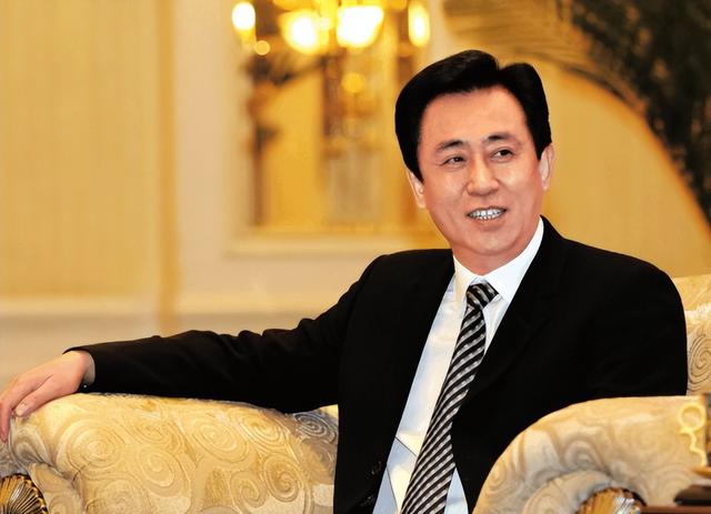 这下麻烦大了！短短3个月，许家印再迎5大噩耗，王健林的话应验了
