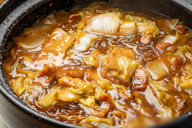 白菜炖豆腐	，先炒白菜还是豆腐？大厨教你正确顺序，鲜香又入味