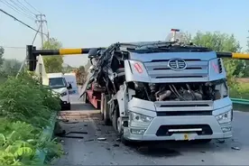 货车夜晚被2.5米限高栏“削顶”，司机受伤，交通局：设有通告图片