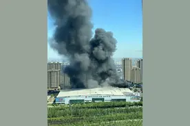 中粮可口可乐饮料(新疆)公司起火：系室外雨棚下堆放塑料制品起火图片