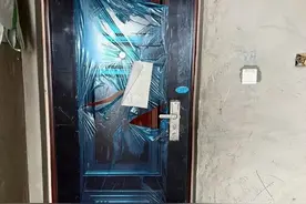 交房后，原有的“入户门”要不要换掉？听内行一说，恍然大悟图片