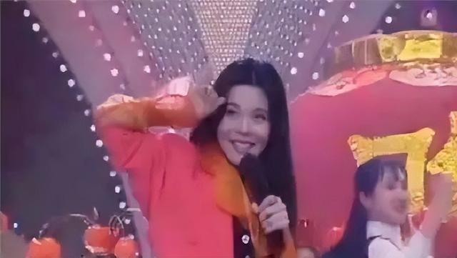春晚爆红后，她洗完澡从23楼一跃而下，临终时最后喊了声“妈妈”