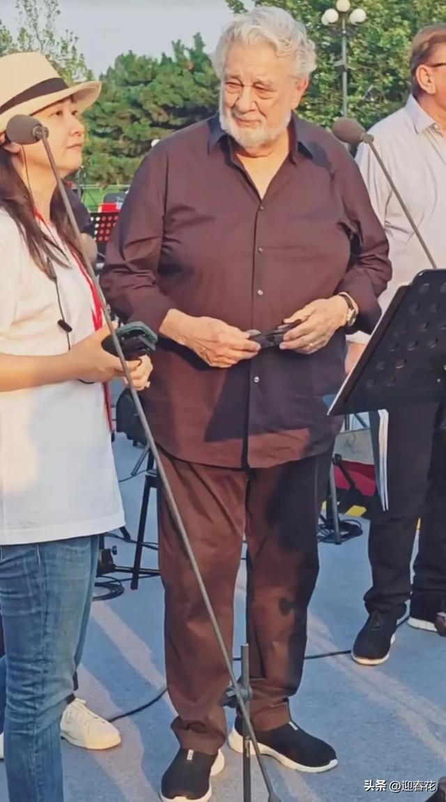 姜昆女儿姜珊46岁了，是个大美女还单身，侧颜像爸爸太明显