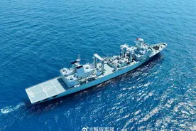 海上战舰如何补给？看现场！图片
