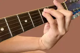 吉他和弦的秘密就藏在一个品格中 ，破解了它，学吉他和弦就不难。图片