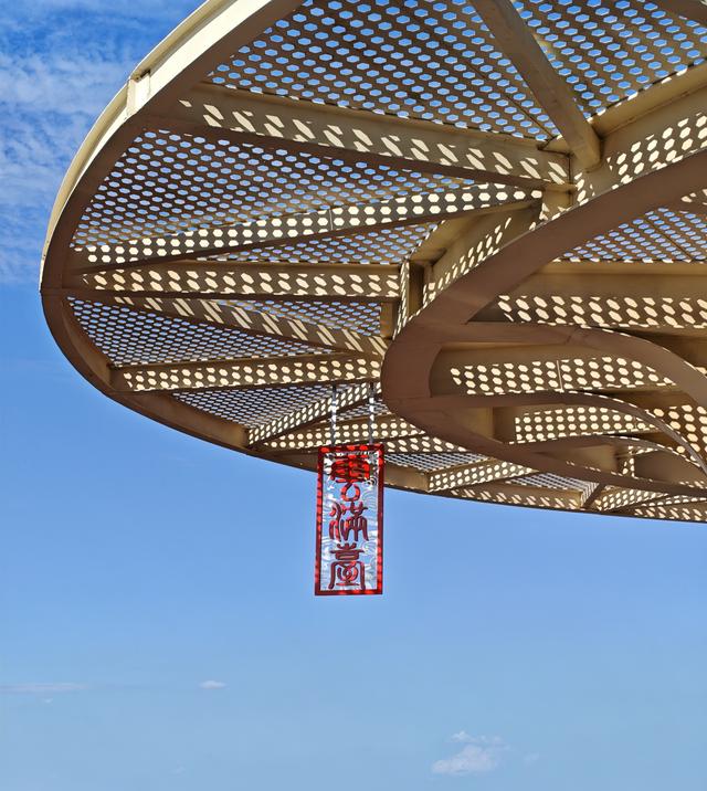 乌市高山路云满台新变化，新挂了红色牌子，玻璃栈道观景台视野好