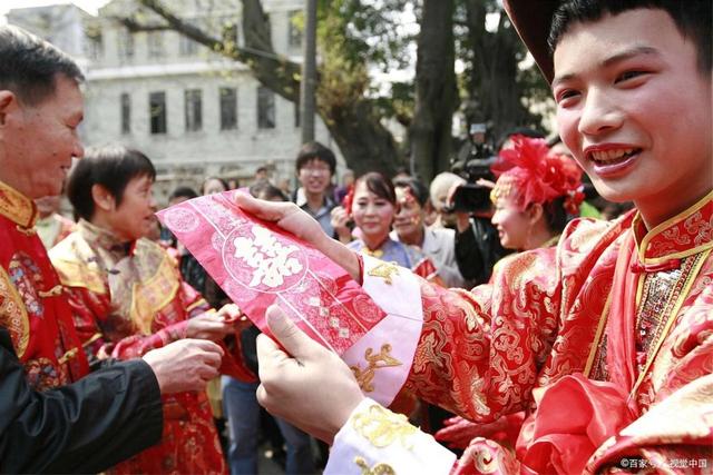 57岁阿姨相亲一见钟情，当天同居，第二天起床还不知道对方叫什么