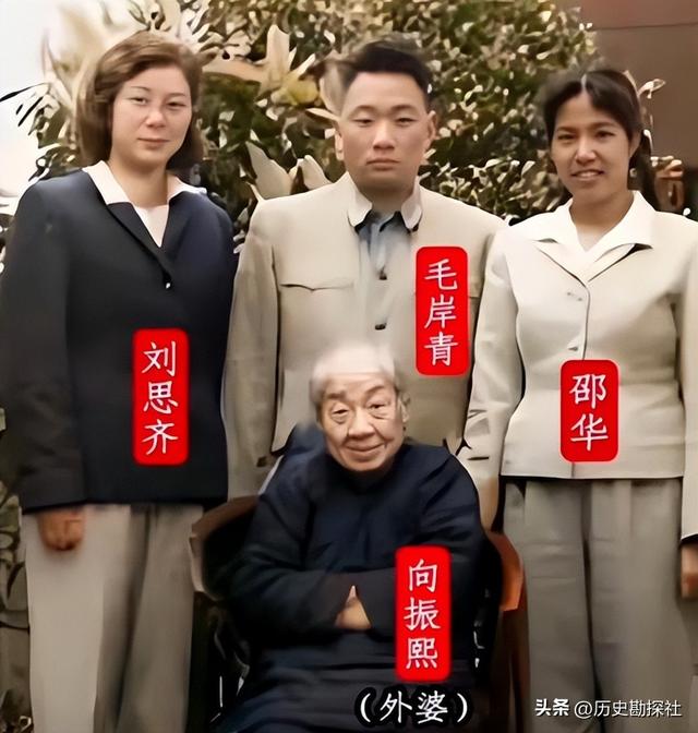1962年，刘思齐和杨茂之新婚后，去看望毛主席，留下的珍贵合影