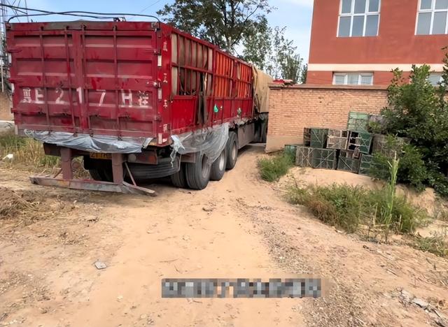 司机送鸽粮遭堵门后续：货主已道歉，身份被扒黑料曝光，难怪嚣张