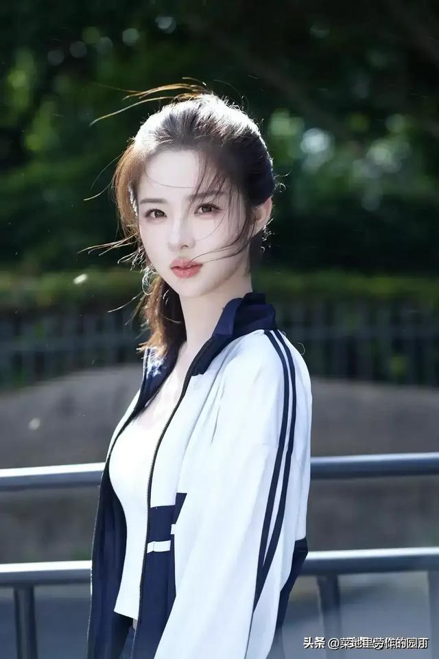 四川成都一校花好漂亮， 身高173cm，体重46kg 美的让人移不开眼