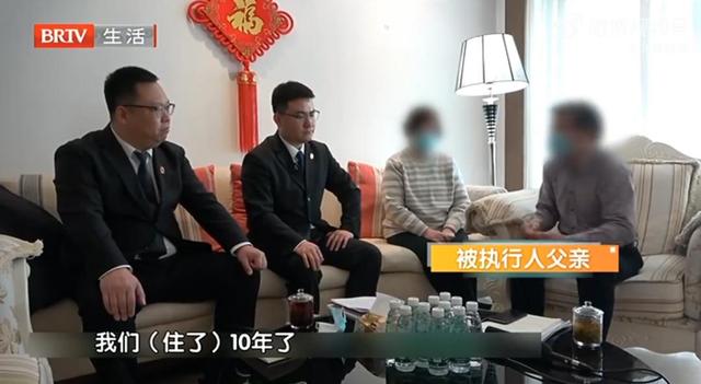 男子为挽回婚姻将两套房公证给女方	、债务共担，4个月后妻子起诉离婚！法院：房产归女方	，男方承担一半债务