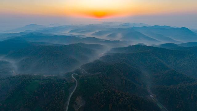 山叠嶂，雾缭绕