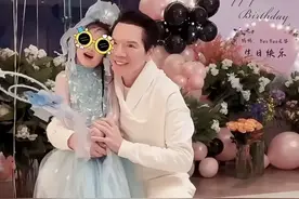 郭碧婷和婆婆庆生，Cora坐爷爷腿上，75岁向华强被孙女哄得好开心图片