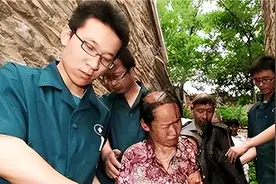 福建夫妻住山洞与世隔绝42年，啃树皮充饥，被发现时已"半人半兽"图片