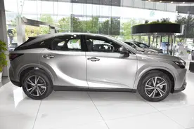 雷克萨斯RX和皇冠陆放，要面子还是要实惠？图片