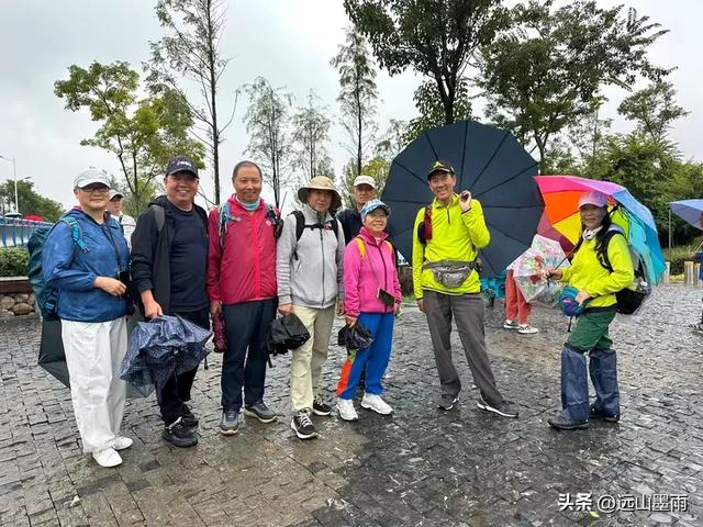 假日徒步，走昆明滇池草海之开合浮桥、雨中打卡新晋网红地，休闲
