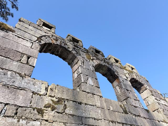 余丹 寻美娄山关 踏雄关漫道 触历史温度