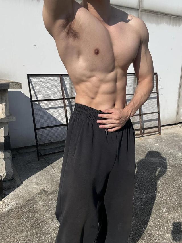 26岁北京自由健身教练，晒泵感肌肉，这身材可以制霸健身房了
