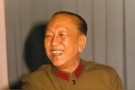 76年，华国锋同志提出“两个凡是”，立刻遭到3位省委书记反对图片