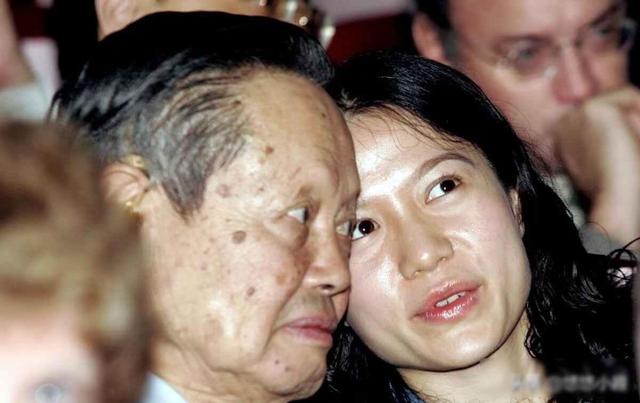 杨振宁长子的一番话，彻底展现翁帆真实地位，两次拍板签字手术！