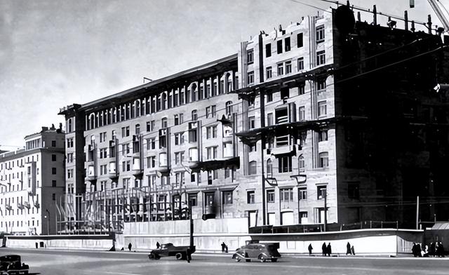 北京饭店建到14层时	，汪东兴惊出一身冷汗，立即上报：不能再建了