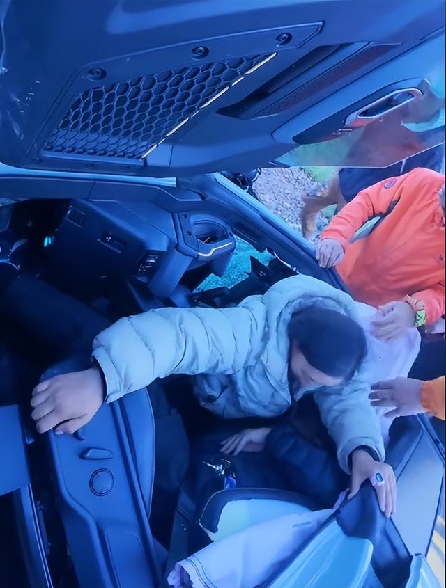 西藏越野车坠崖，藏族姑娘钻车救人，现场视频曝光，当地文旅回应