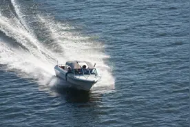 大陆男子成功冲滩，进台重兵布防区，台海巡10人被罚，防守成笑话图片