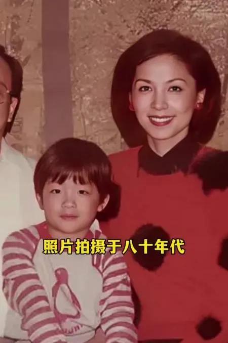 这就是蒋经国二儿媳黄美伦的真实样貌，颜值堪比明星，罕见老照片