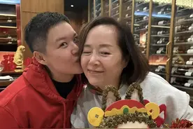 香港知名女星67岁生日，状态冻龄风韵犹存，女儿为护母变同性恋图片