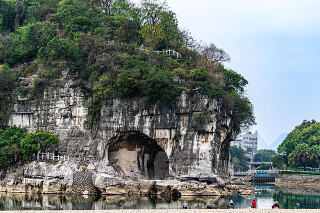 跟着男朋友到了桂林生活了一年了，说实话，我羡慕桂林的生活