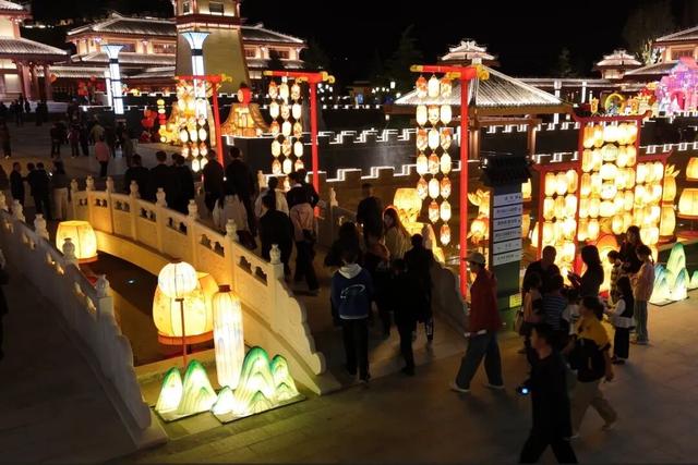 秦皇祖邑千年韵，祁山灯会万古情