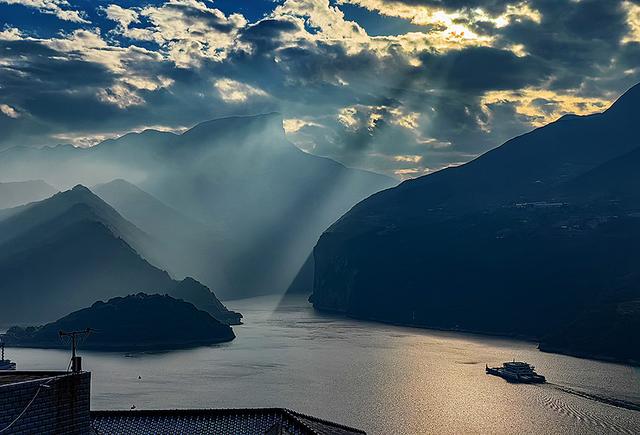 2024深秋四川行16 奉节县夔门大酒店 揽月楼凭栏夔门雄景入画来​