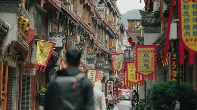 西安向南45分钟！小城撸熊猫、溯溪、看云、发呆，还藏了秦岭第一抹秋色