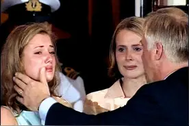 1997年香港回归场景：彭定康仰天含泪，“港督”女儿哭得难以自拔图片