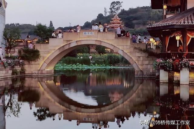 夜幕下的李庄古镇：灯笼点亮千年文化的魅力夜晚